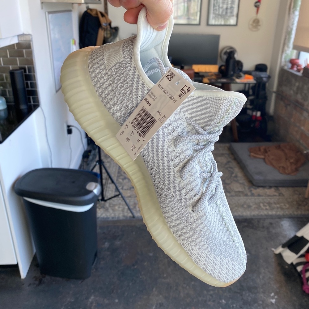 YEEZY BOOST 350 V2